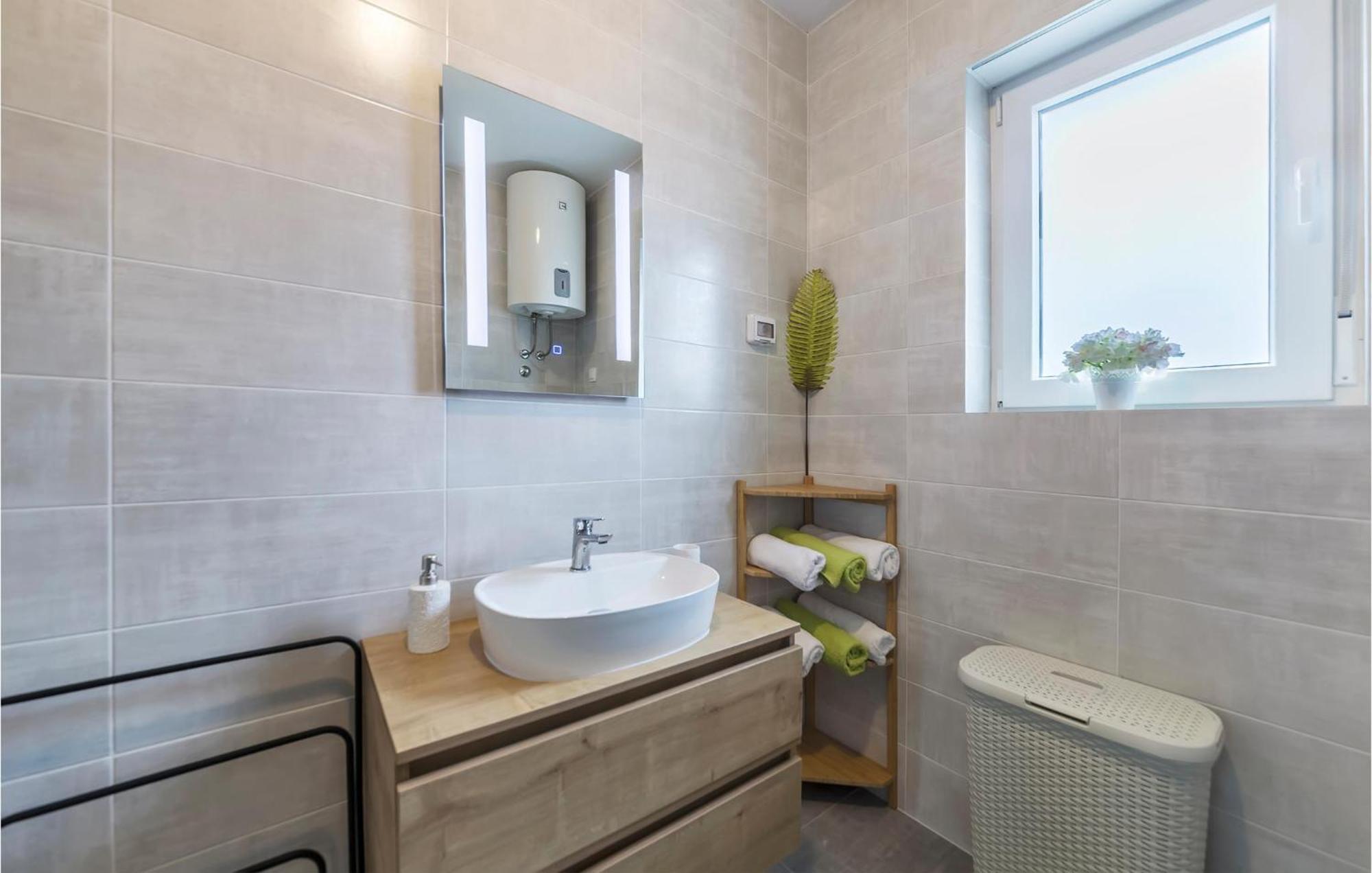 1 Bedroom Amazing Apartment In Peroj Ngoại thất bức ảnh