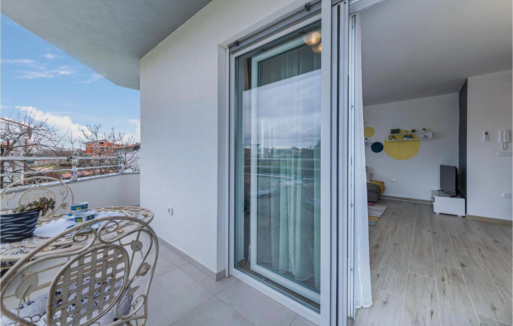 1 Bedroom Amazing Apartment In Peroj Ngoại thất bức ảnh